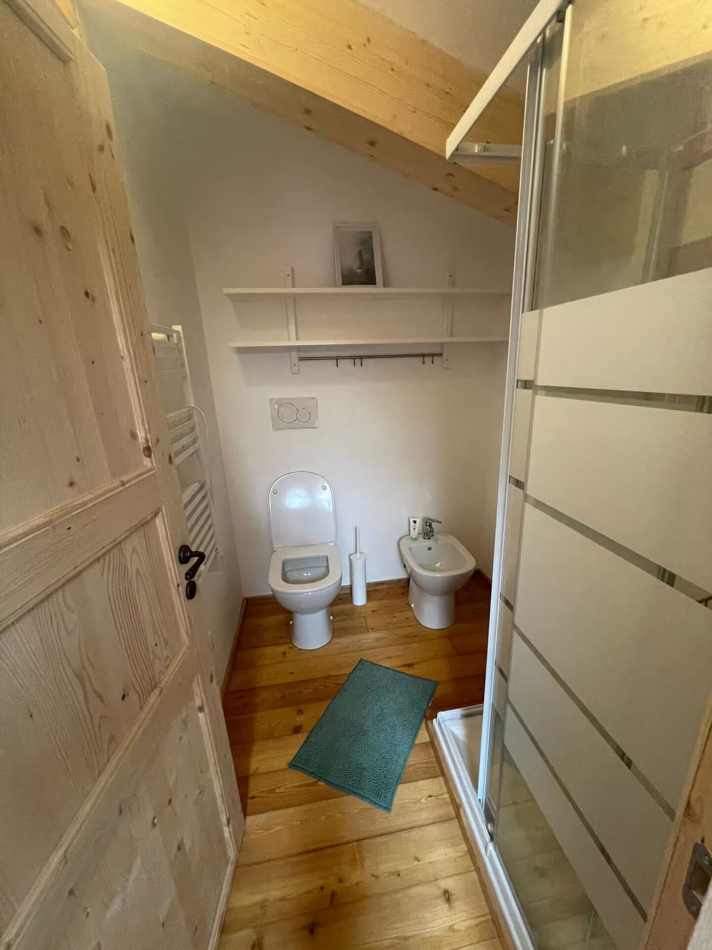 Dusche, umweltfreundliche Kosmetikartikel, Haartrockner, Bidet