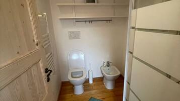 Dusche, umweltfreundliche Kosmetikartikel, Haartrockner, Bidet