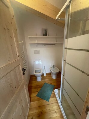 Een douche, milieuvriendelijk toiletgerief, een haardroger, een bidet