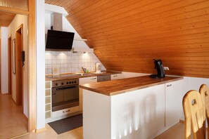 Frigorífico, horno, placa de cocina y lavavajillas