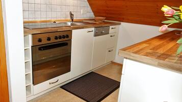 KĂŒhlschrank, Ofen, Herdplatte, GeschirrspĂŒler