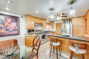 Jääkaappi, mikroaaltouuni, liesi, astianpesukone