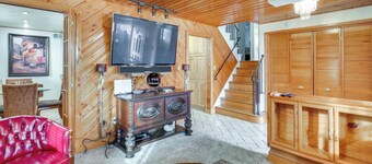 Walk to Park: Family Home in Monroeville!