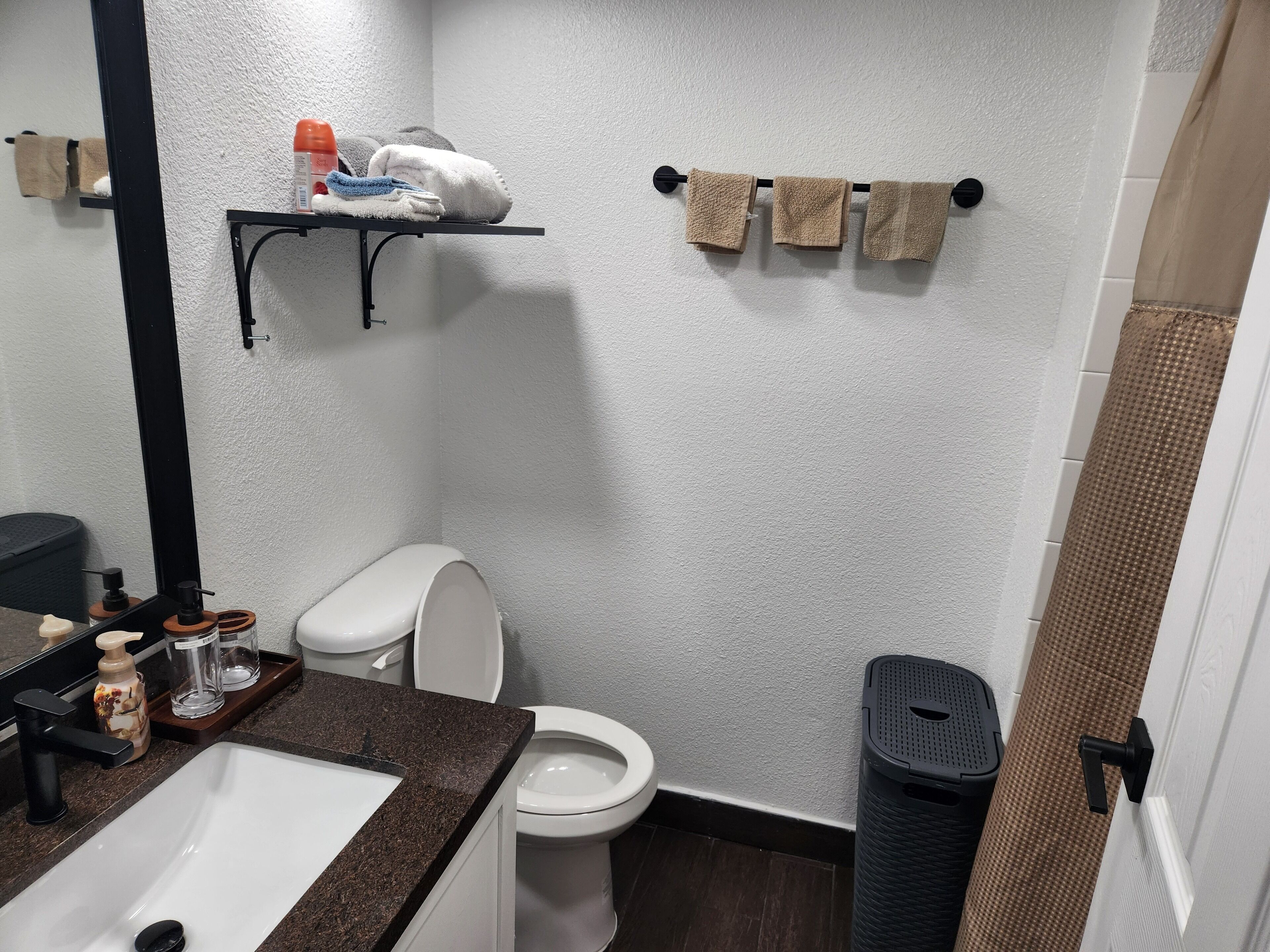 Douche, sèche-cheveux, serviettes fournies, savon