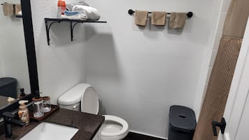 Douche, sĂšche-cheveux, serviettes fournies, savon