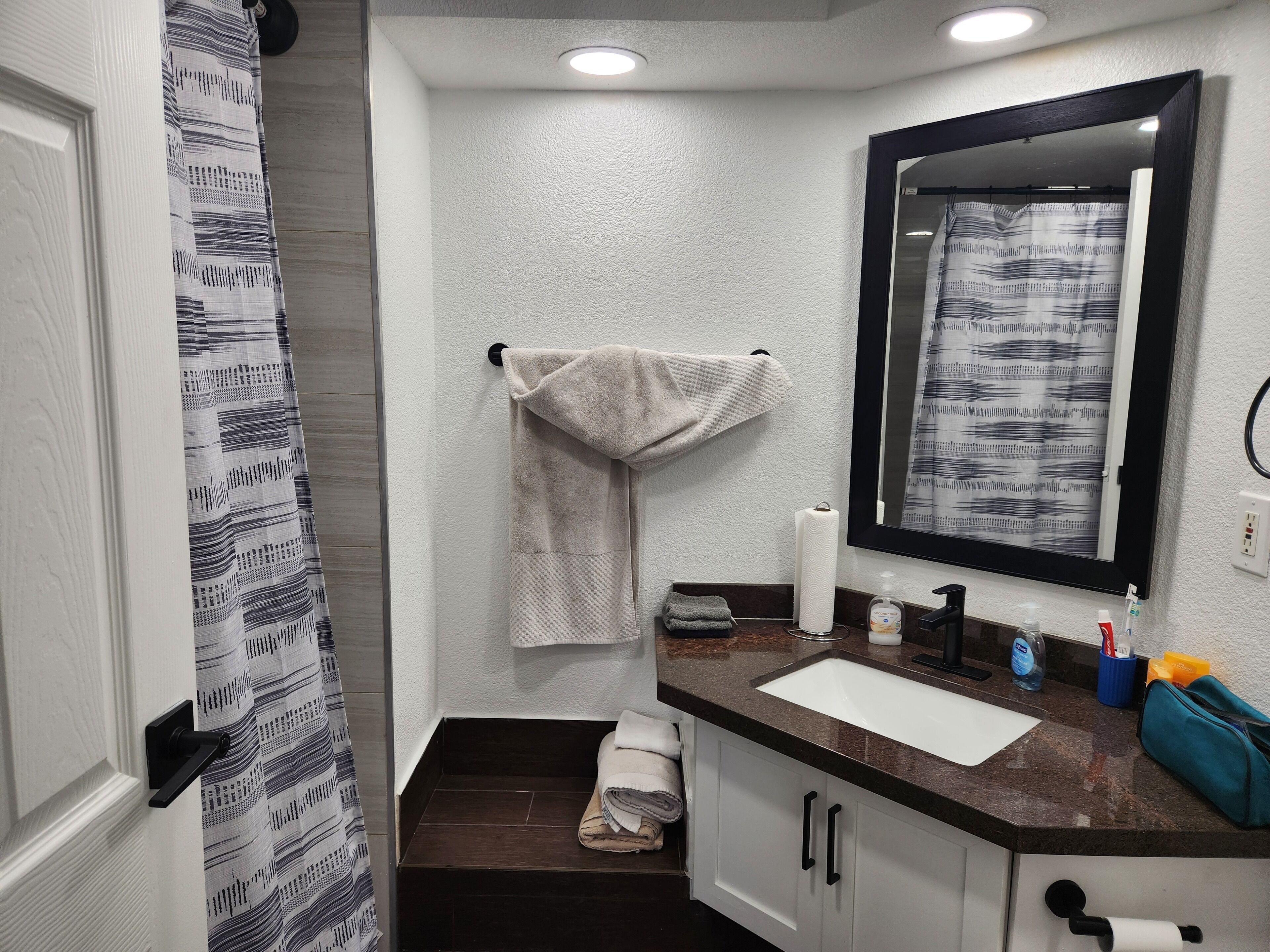 Een douche, een haardroger, handdoeken, zeep