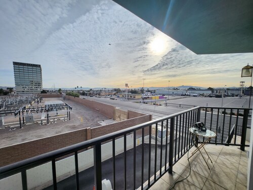 Cozy 2-bedroom condo style unit near strip/convention center