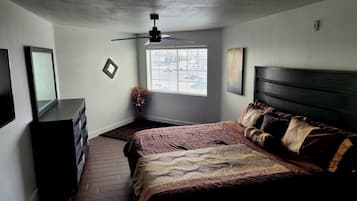 Tabla de planchar con plancha, wifi y ropa de cama