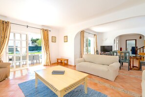 Family Villa, Balcony, Garden View | Living room - Villa Tenazinha II (Albufeira)