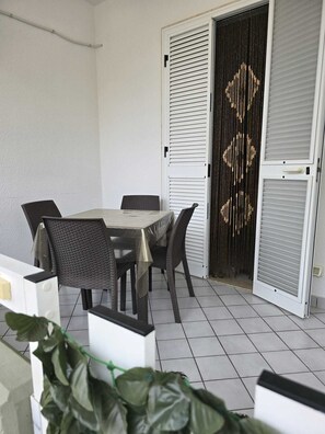 Outdoor dining - Two-room Seafront Apartment - Torre Canne (Fasano) (Torre Canne)
