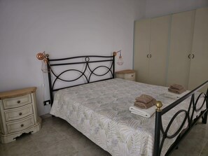Iron/ironing board, bed sheets - Two-room Seafront Apartment - Torre Canne (Fasano) (Torre Canne)