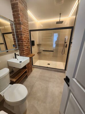 Serviettes fournies, savon, papier toilette