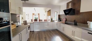 Family Villa | Private kitchen | Coffee/tea maker, electric kettle, highchair, cookware/dishes/utensils - Villa Tenazinha I (Albufeira)