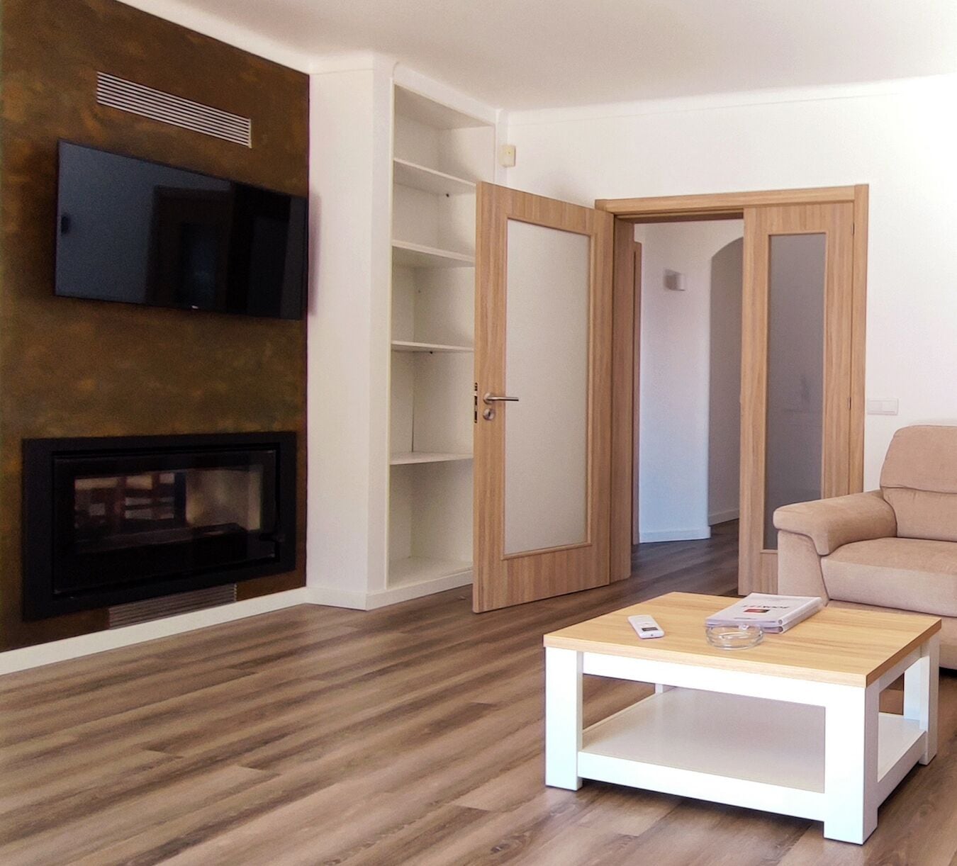 Televisión LCD 43 pulgadas con canales de televisión por cable