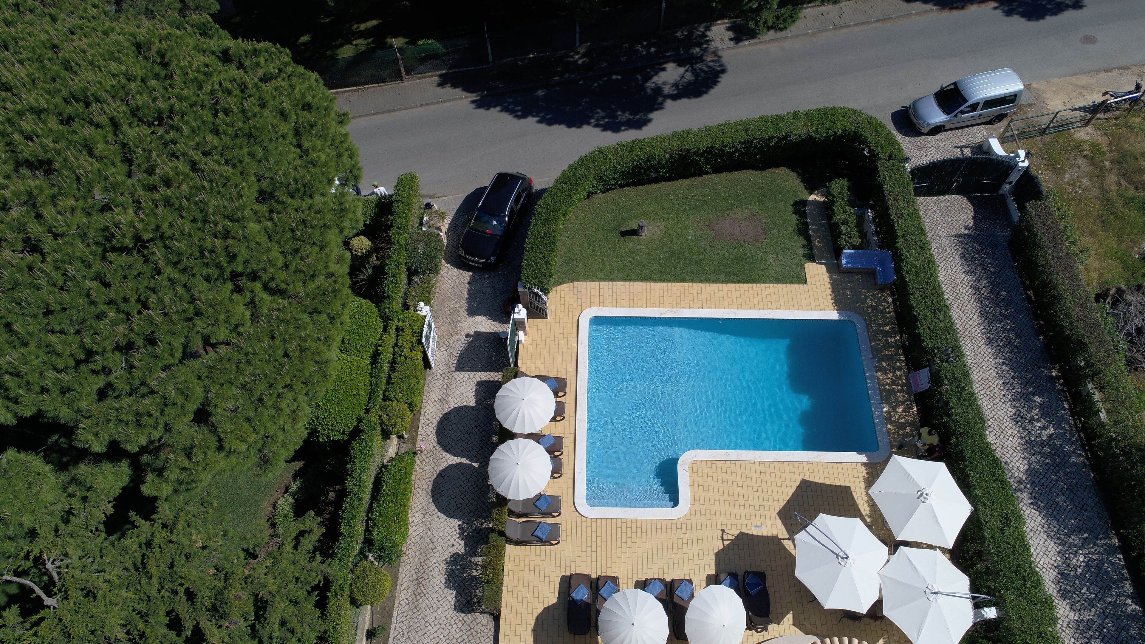 สระว่ายน้ำกลางแจ้ง