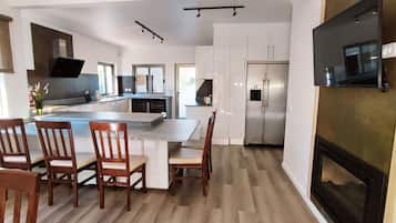 茶具/咖啡用具、电热水壶、高脚椅、厨具/餐具