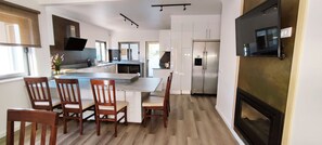 Cafetera o tetera, hervidor eléctrico y trona infantil