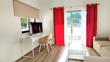 家庭别墅 | 起居区 | 43-英寸液晶电视 (配备有线频道)、打印机