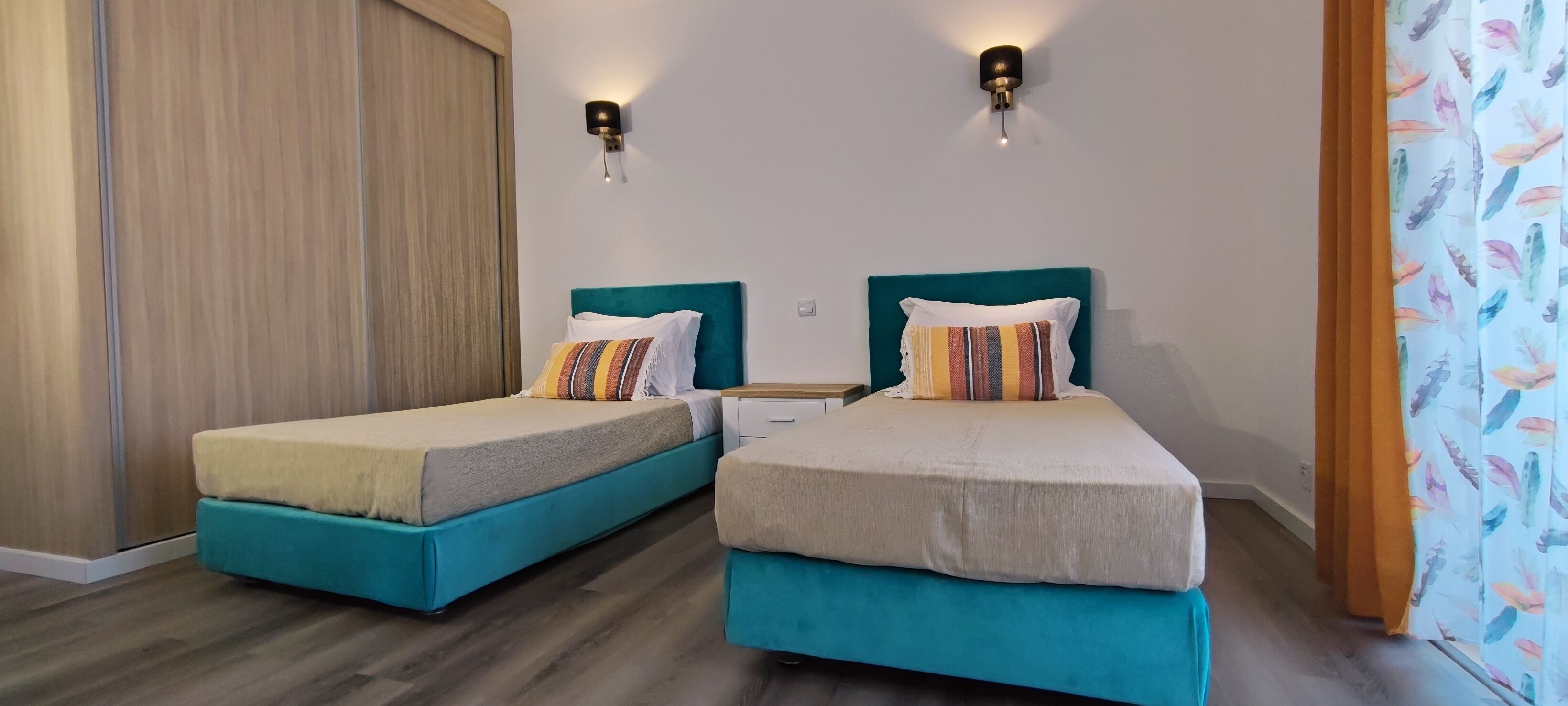 Vila família | Cortinas blackout, ferros/tábuas de passar roupa, berços grátis