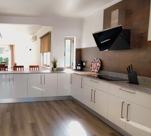 Coffee/tea maker, electric kettle, high chair, cookware/dishes/utensils - Villa Tenazinha I (Albufeira)