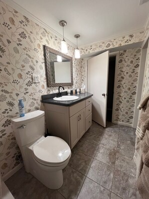 Shower, hair dryer, towels, soap - Northview Down Under - 2-bedroom apartment in historic Zelienople (Zelienople)