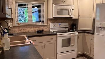 Coffee/tea maker, fridge, microwave, oven