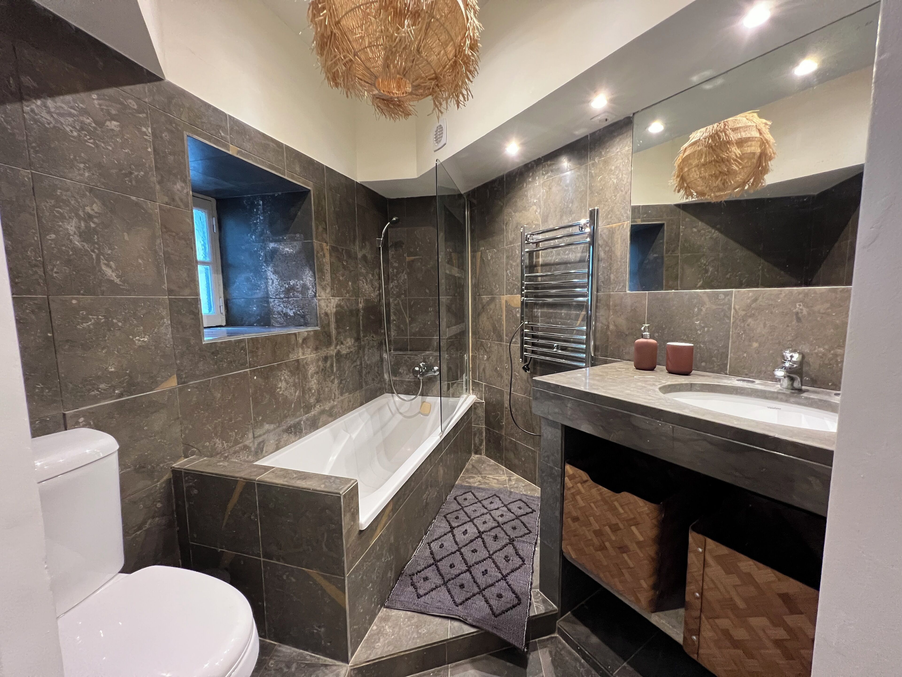Studio Classique, balcon | Salle de bain