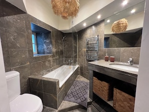 Estudio clásico, balcón | Baño