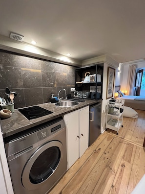 Classic Studio, Balcony | Private kitchen - Cozy Studio St. George (Lisbon)