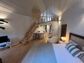 Klassieke studio, balkon | Een strijkplank/strijkijzer, gratis wifi