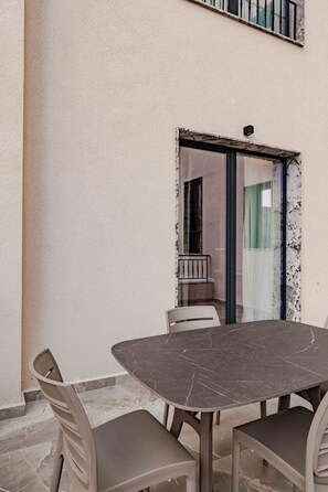 Outdoor dining - Ermes Deluxe Double Room with Balcony with Sofa (Durrës)