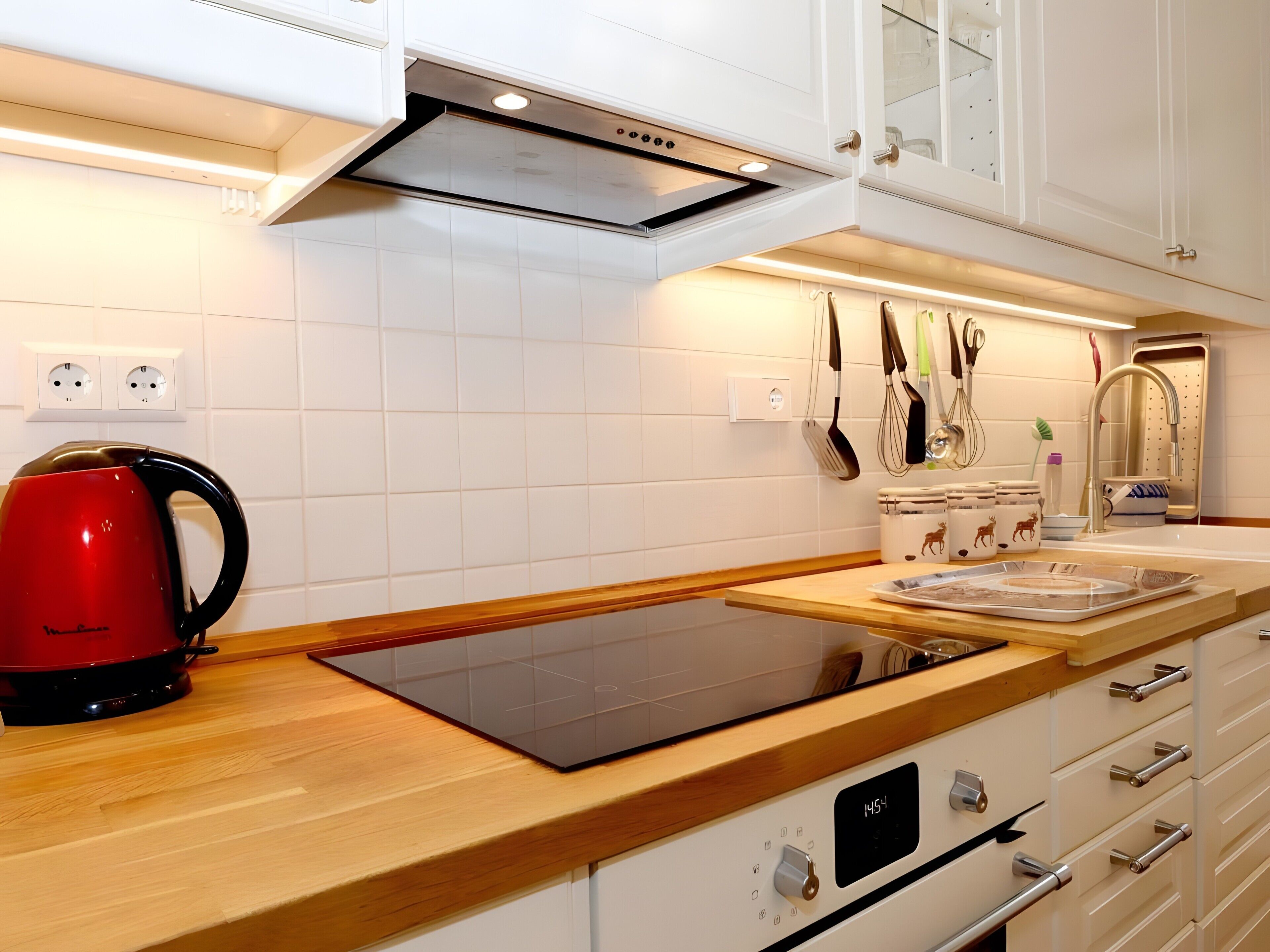 Réfrigérateur, four à micro-ondes, un four, surface de cuisson