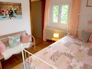 Een strijkplank/strijkijzer, wifi, beddengoed