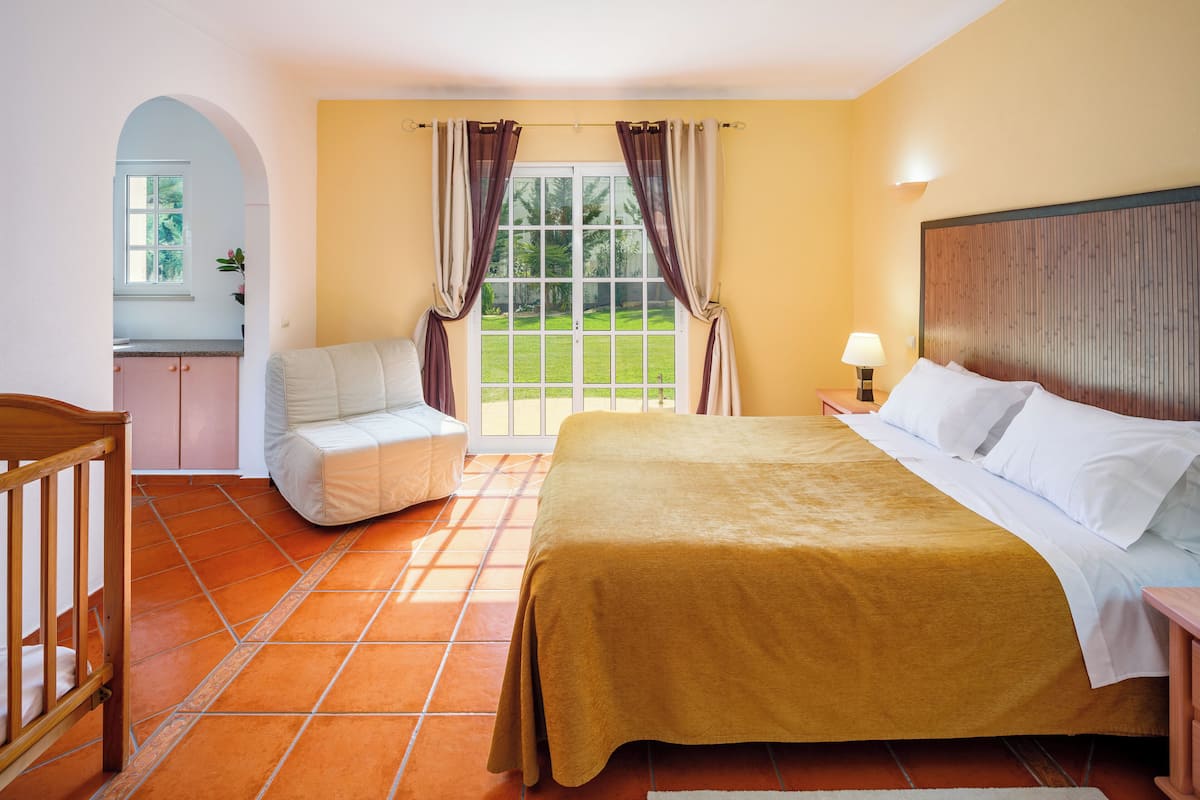 客房内保险箱、熨斗/熨衣板、免费 WiFi