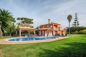 Outdoor pool, pool umbrellas, pool loungers - Villa Tenazinha III (Albufeira)
