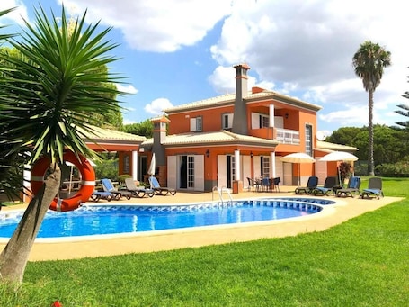 Outdoor pool, pool umbrellas, pool loungers. Villa Tenazinha III