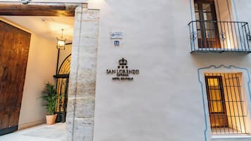 A building facade with a sign reading "SAN LORENZO CATEDRAL HOTEL BOUTIQUE."