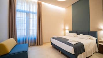 Driepersoonskamer, balkon | Een bureau, gratis wifi