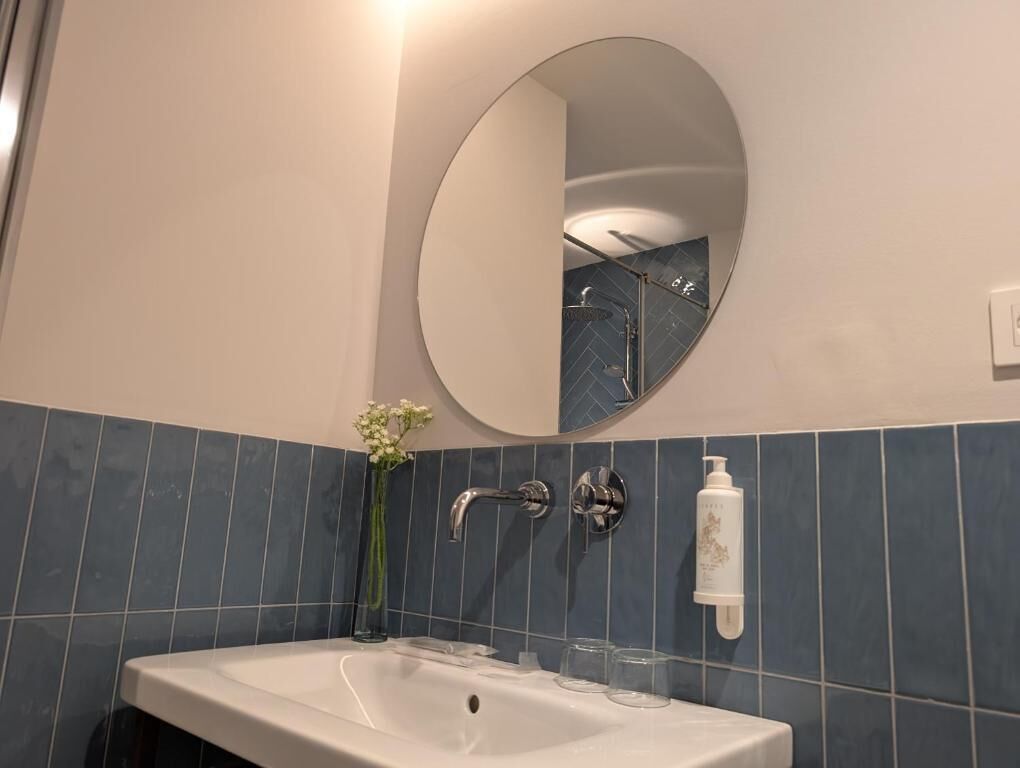 Een douche, gratis toiletartikelen, een haardroger, handdoeken