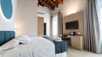 Tek Büyük Yataklı Oda, Balkon | Masa, ücretsiz kablosuz İnternet