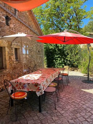 Outdoor dining - La Bâtisse - Les Pierres du Peyrot (Loubejac)