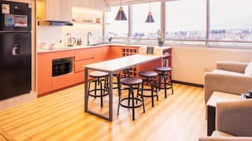 Een koelkast, een microgolfoven