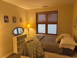 Iron/ironing board, WiFi, bed sheets - Spacious 7-bedroom house in gorgeous Lincoln Park Chicago with AC (Chicago)