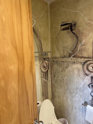 Shower, hair dryer, towels, soap - Spacious 7-bedroom house in gorgeous Lincoln Park Chicago with AC (Chicago)