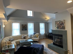 Living area - Spacious 7-bedroom house in gorgeous Lincoln Park Chicago with AC (Chicago)
