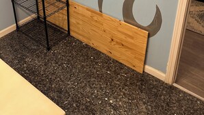 Une salle de bain avec un mur bleu, un banc en bois, un porte-serviettes avec des serviettes, un support à papier toilette et un interrupteur.