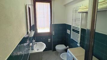 Dusche, Haartrockner, Bidet, Handtücher