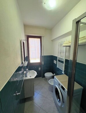 Dusch, hårtork, bidé och handdukar