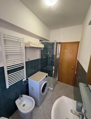 Dusch, hårtork, bidé och handdukar