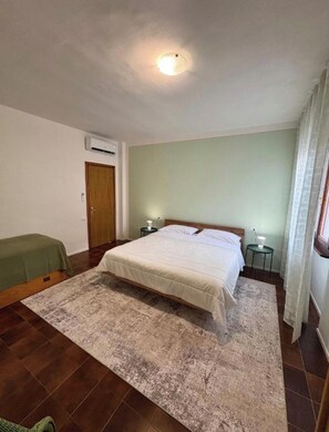 2 عدّة غرف نوم ومكواة/لوح كي وواي فاي وملاءات أسرّة